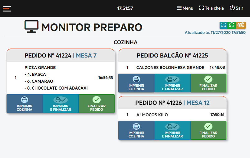 Monitor de preparo (KDS) na cozinha com pedidos por setor